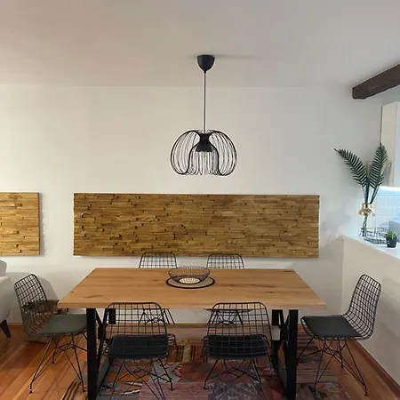Old Town Apartment *